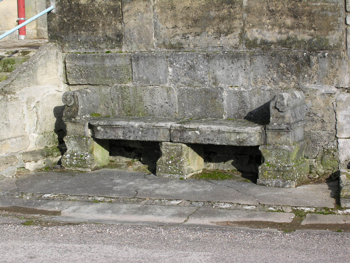 Banc à accoudoirs du XVIIIème siècle à Loisey