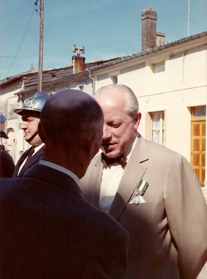 Décoration  de Joseph Roustang, maire de Loisey