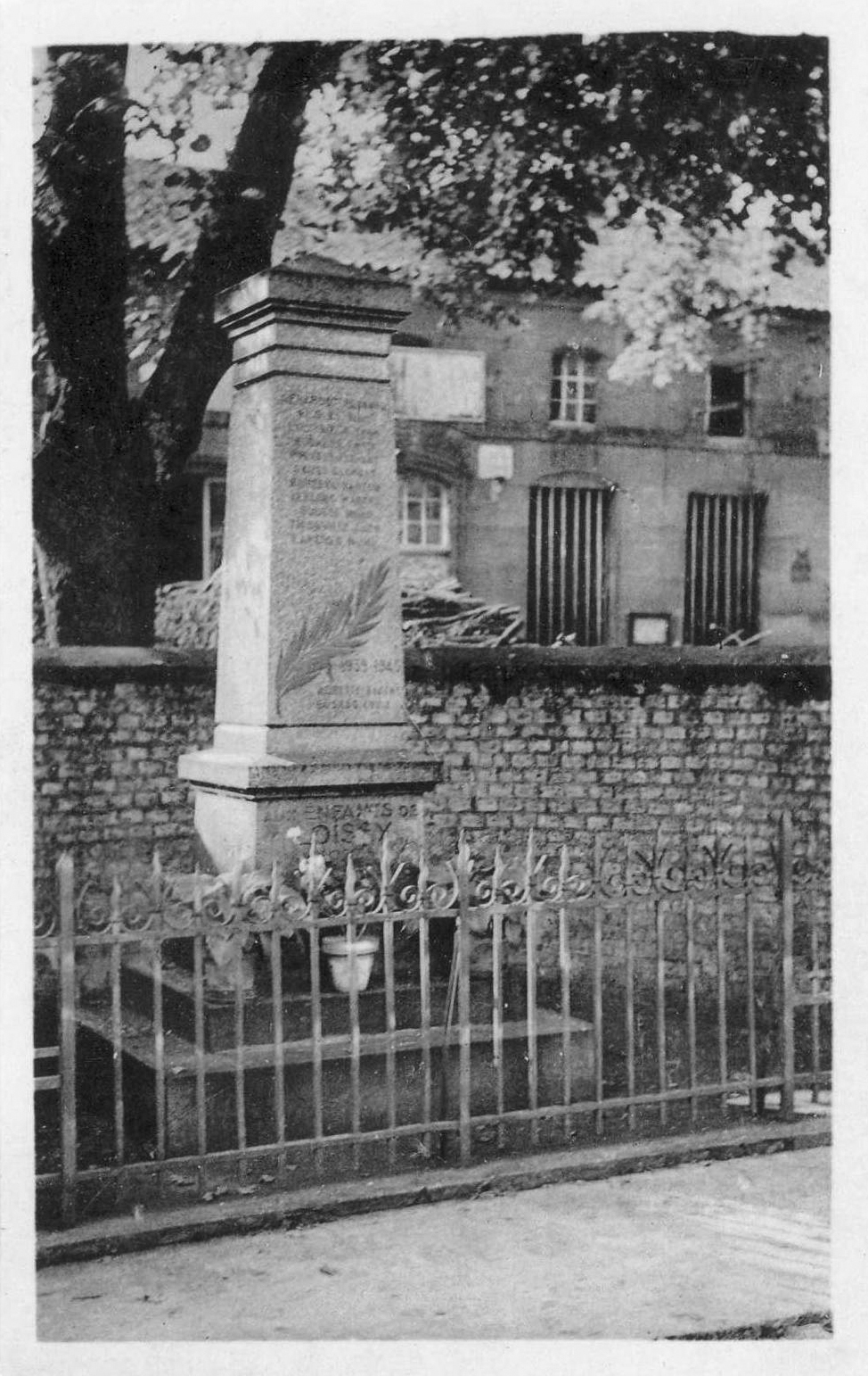 Monument aux morts en 1957