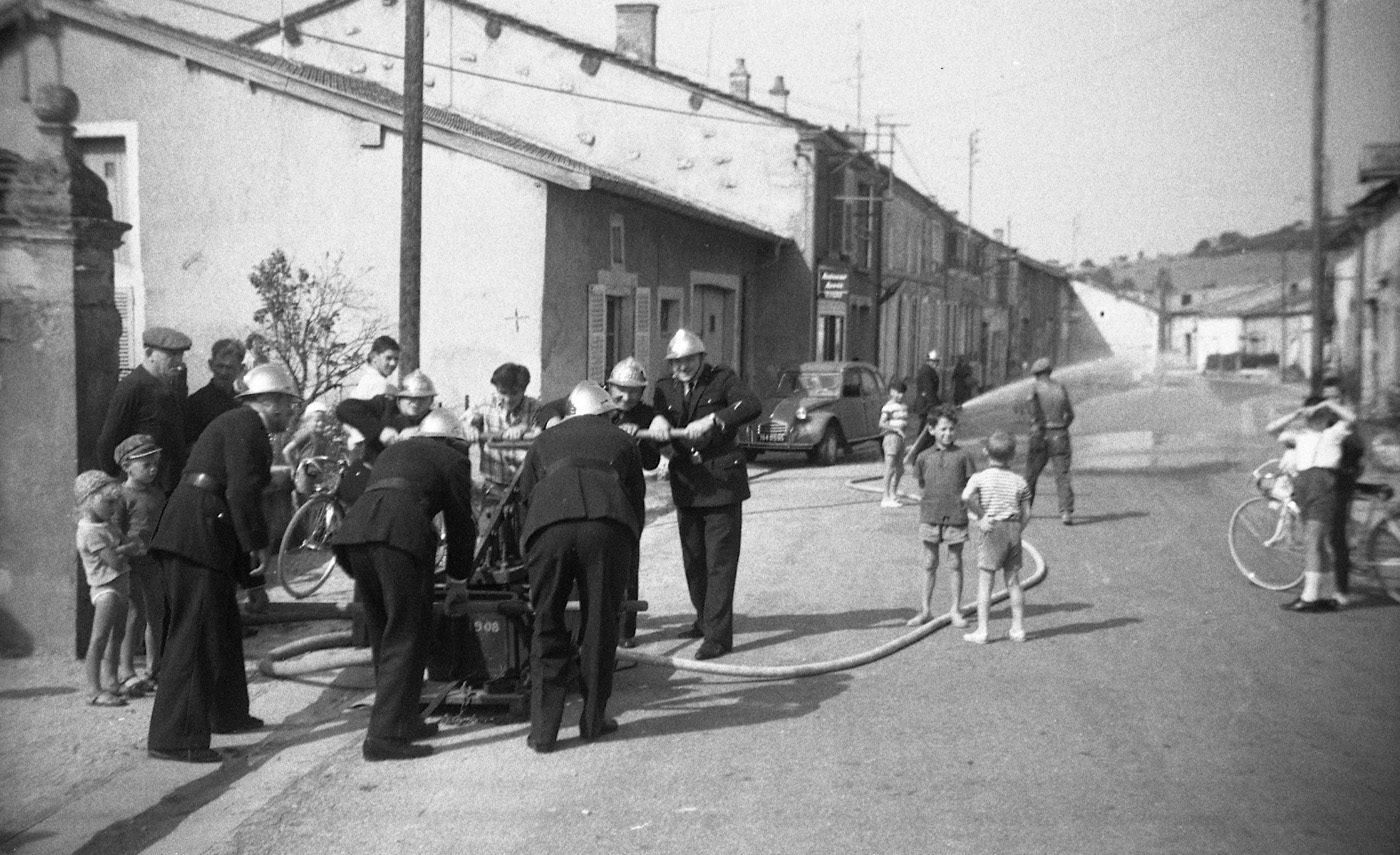 Manoeuvres des pompiers à Loisey dans les années 60