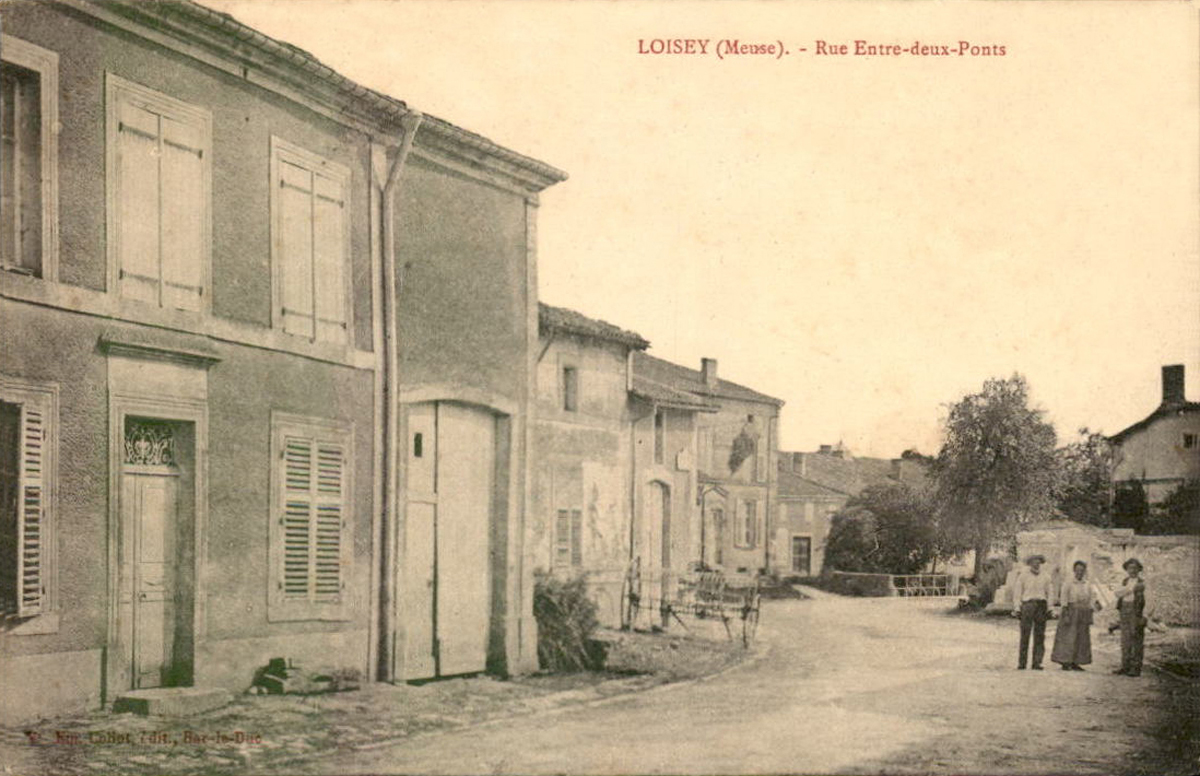 La Rue Entre-deux-Ponts à Loisey
