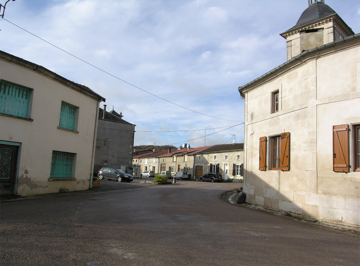La place centrale du village de Loisey
