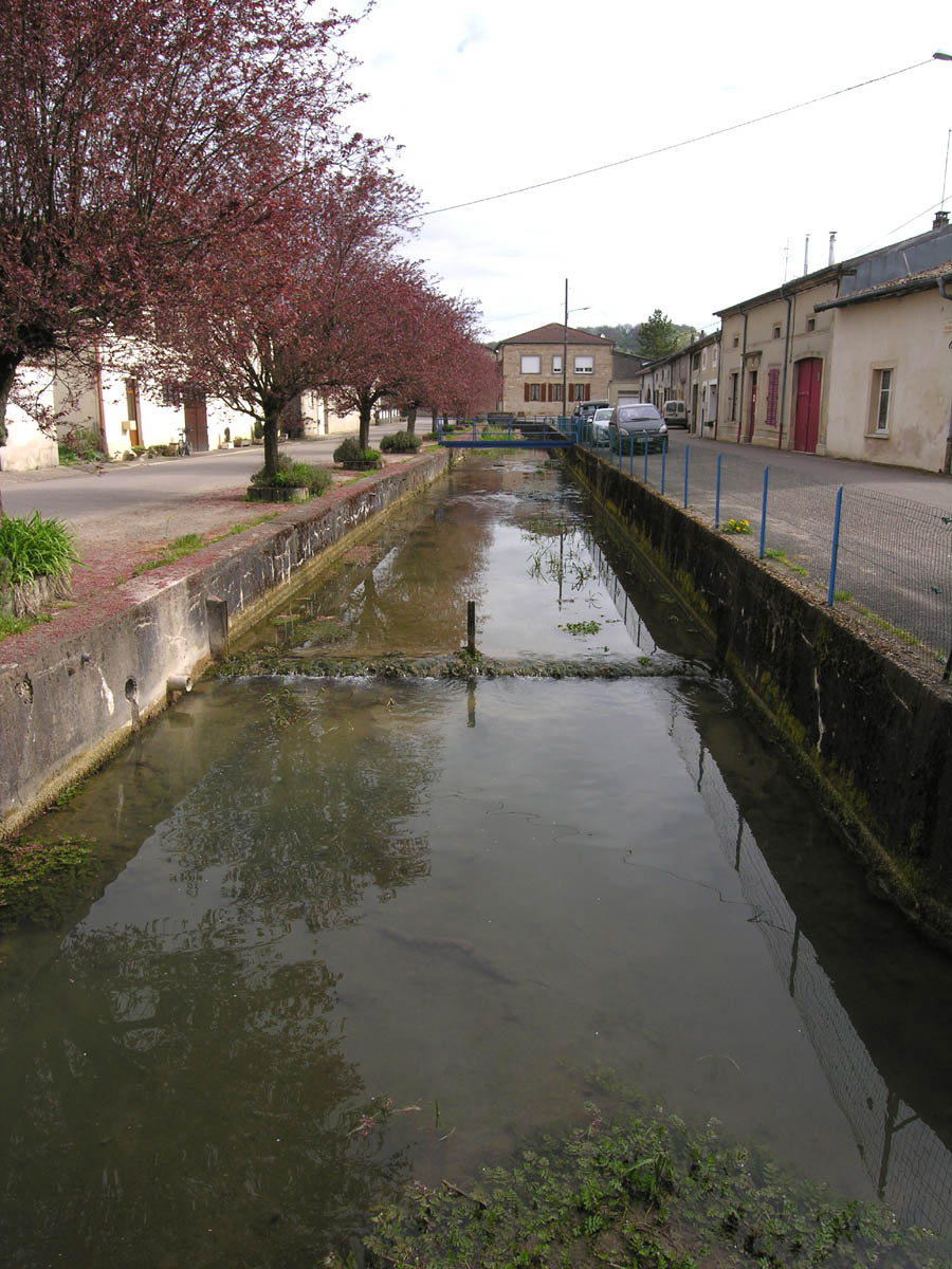 La rue Entre-deux-ponts à Loisey