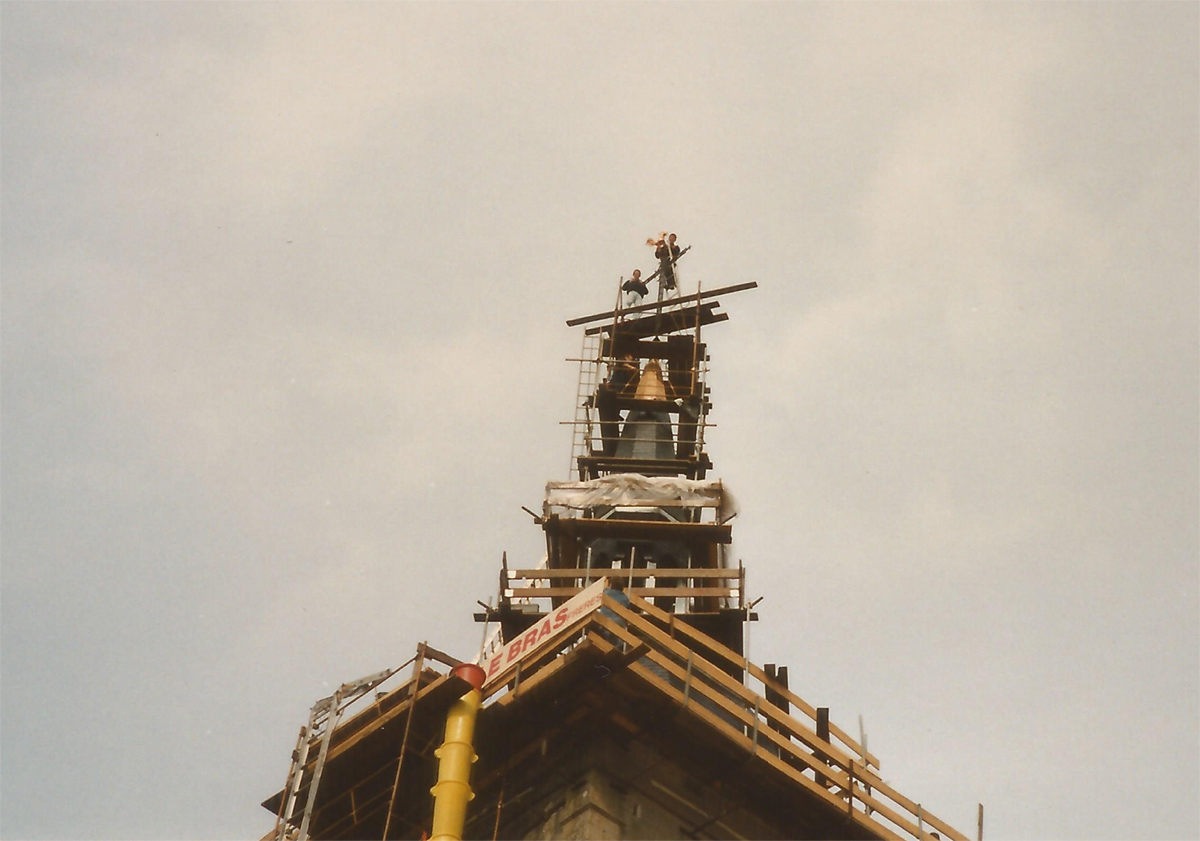 Les travaux sur le clocher de l'église de Loisey en 1990
